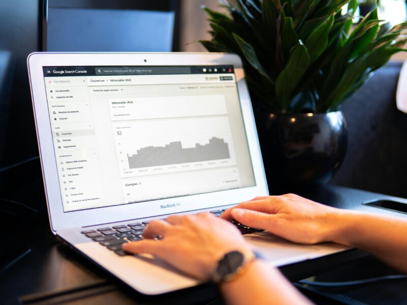 Wie kann man durch Online-PR und Pressemitteilungen Leads als Versicherungsmakler gewinnen?