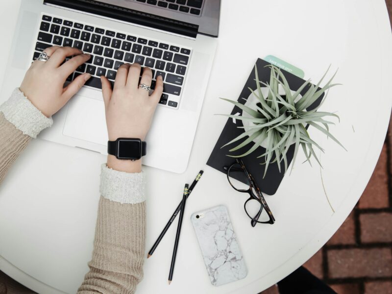Wie kann man durch Online-Communities Leads als Webdesigner generieren?